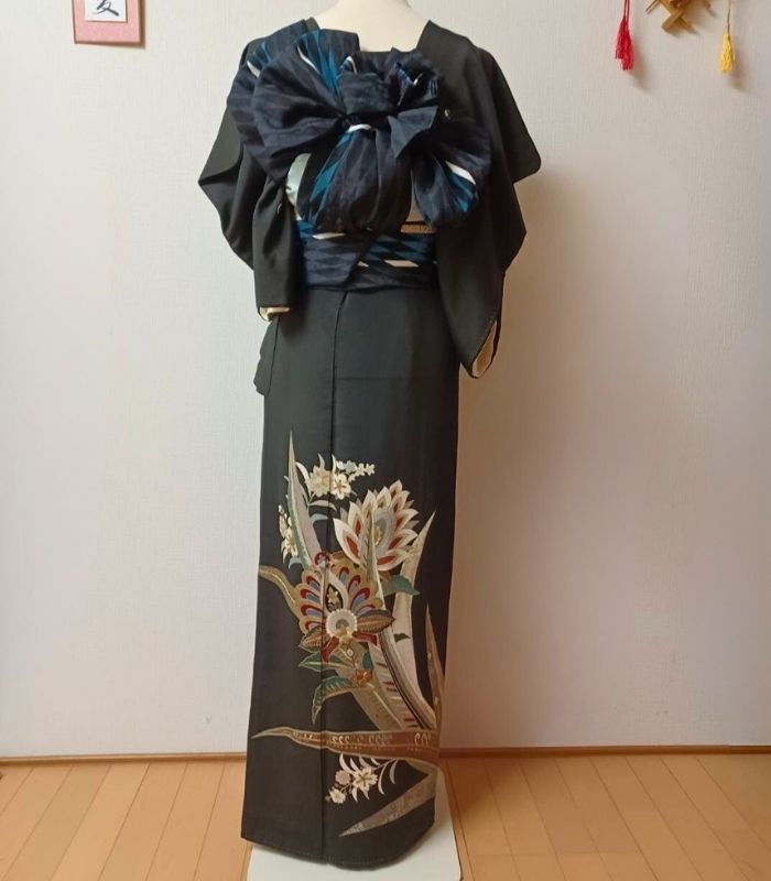 留袖と袋帯で仕立てた着物ドレスのバックスタイル